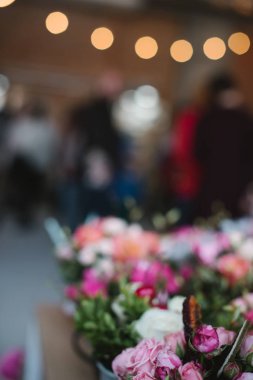 Pembe güller ve okaliptüs şehir çiçek pazarı, güzel ve modern çiçek kompozisyonu