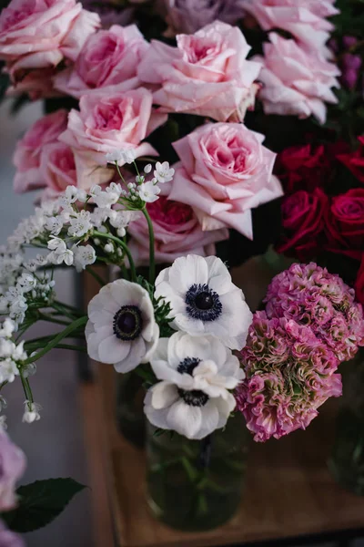 Composição Floral Bonita Moderna Com Anêmonas Rosas Ranúnculos Hortênsias Com — Fotografia de Stock