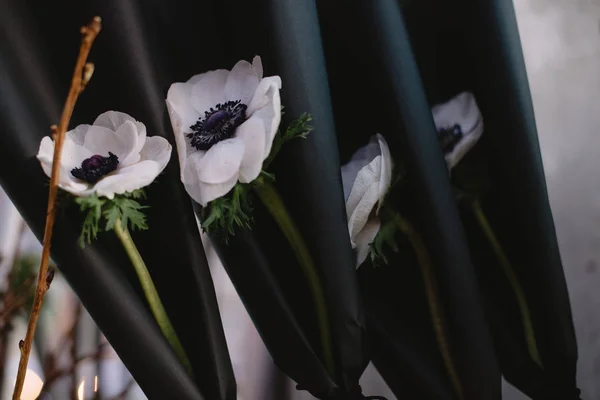 Красива Сучасна Квіткова Композиція Анемонами Трояндами Ранункулюсом Гортензією Чорно Білим — стокове фото