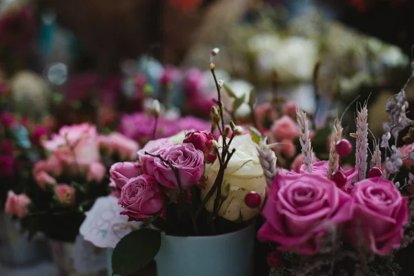 Composição Floral Bonita Moderna Com Rosas Rosa Eucalipto Mercado Flores — Fotografia de Stock