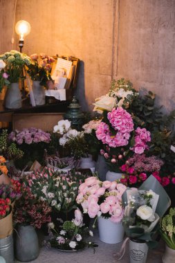 Çok sayıda farklı çiçek çiçek pazarı içinde