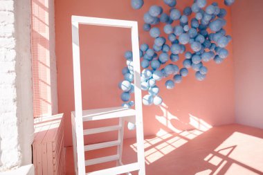 Oturma odasında pembe duvarlar arka planı mavi balon