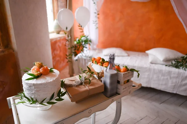 性别显示蛋糕在婴儿送礼会在房间设计摩洛哥风格橙色墙壁和树冠床 — 图库照片