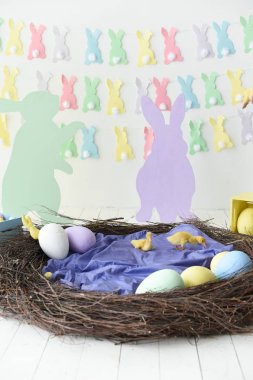 Paskalya tatili için ördek yavrusu ile çok renkli yumurta