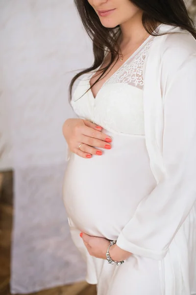 Een Zwangere Vrouw Streelt Zachtjes Haar Buik — Stockfoto