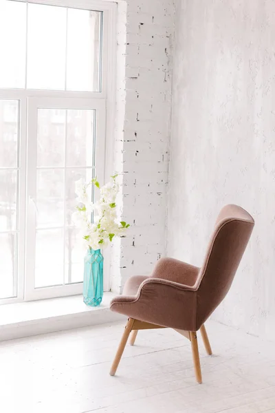 卧室内部的浅色在简约风格的老式扶手椅 — 图库照片