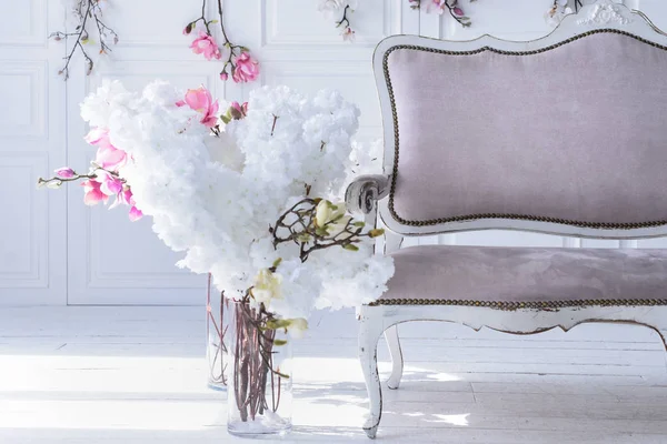 Interiér Obývacího Pokoje Viktoriánském Stylu Retro Pohovka Vázu Květinami — Stock fotografie