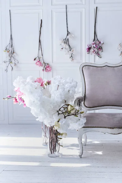 ヴィンテージ ソファーのビクトリア朝様式と花と花瓶のリビング ルームのインテリア — ストック写真