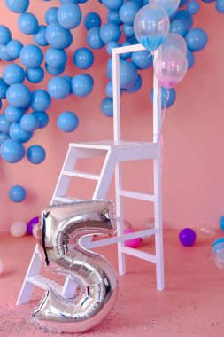 Çok sayıda renkli balonlar pembe bir oda içinde