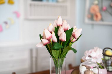 Mutfak iç Lale vazo ile