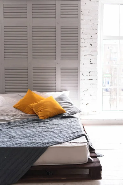 斯堪的纳维亚风格的卧室内饰 — 图库照片