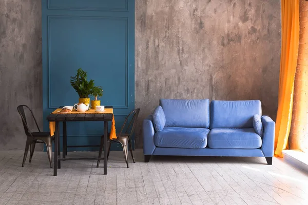 Wohnzimmer Loft Stil Mit Sofa Und Tisch — Stockfoto