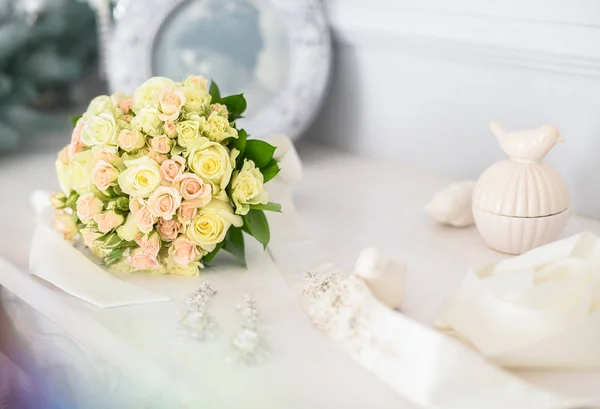 Γαμήλια Ανθοδέσμη Από Λευκά Τριαντάφυλλα — Φωτογραφία Αρχείου