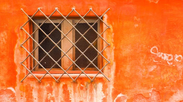 The windows with steel protection and orange wall — Stock Photo, Image