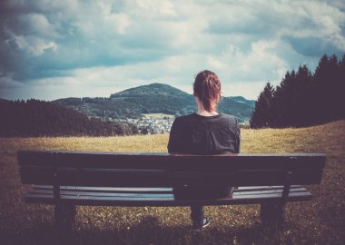 Birisi bekliyor ve köy ile ilgilenen bir kadın