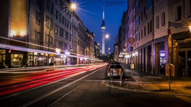 Arabalar ışıkları ile gece Fernsehturm Berlin için görüntüleyin