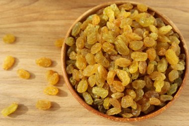 Bir tabak ve ahşap arka plan üzerinde altın üzüm