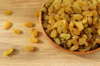 Bir tabak ve ahşap arka plan üzerinde altın üzüm