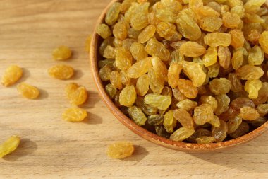 Bir tabak ve ahşap arka plan üzerinde altın üzüm