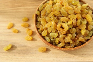 Bir tabak ve ahşap arka plan üzerinde altın üzüm