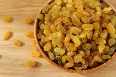 Bir tabak ve ahşap arka plan üzerinde altın üzüm