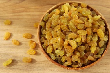 Bir tabak ve ahşap arka plan üzerinde altın üzüm