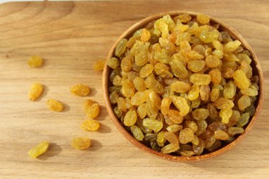 Bir tabak ve ahşap arka plan üzerinde altın üzüm