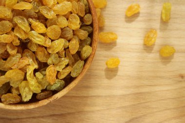 Bir tabak ve ahşap arka plan üzerinde altın üzüm