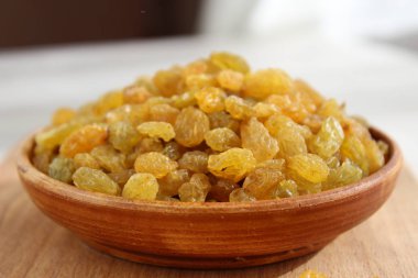 Bir tabak ve ahşap arka plan üzerinde altın üzüm