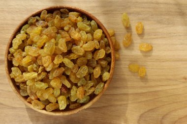 Bir tabak ve ahşap arka plan üzerinde altın üzüm