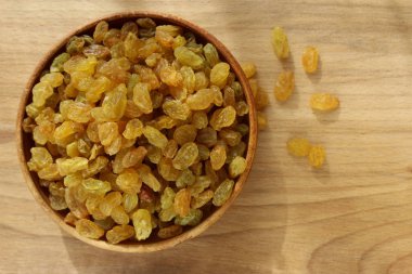 Bir tabak ve ahşap arka plan üzerinde altın üzüm