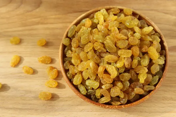 Bir tabak ve ahşap arka plan üzerinde altın üzüm