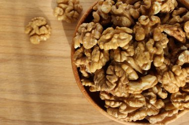 plaka üzerinde ceviz ahşap bir pansiyondur