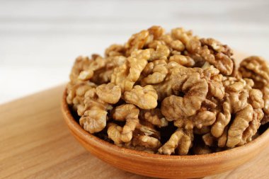 plaka üzerinde ceviz ahşap bir pansiyondur