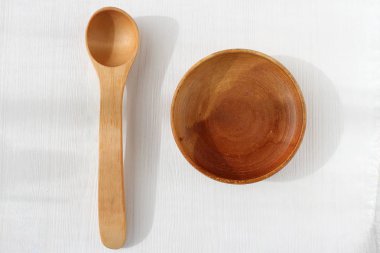 Tabak kaşık beyaz bir tabloda bir ağaçtan