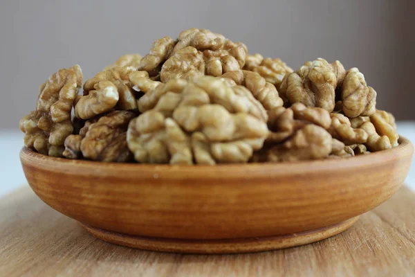 Грецкий орех на тарелке - деревянная доска — стоковое фото