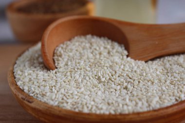 Susam ahşap arka plan üzerinde bir daire içinde