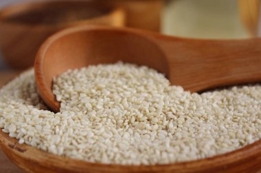 Susam ahşap arka plan üzerinde bir daire içinde