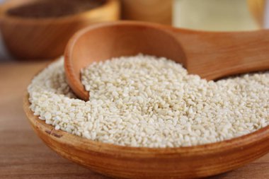 Susam ahşap arka plan üzerinde bir daire içinde