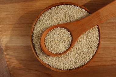 Susam ahşap arka plan üzerinde bir daire içinde