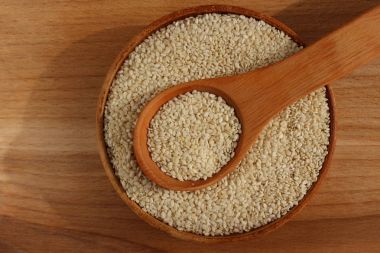 Susam ahşap arka plan üzerinde bir daire içinde