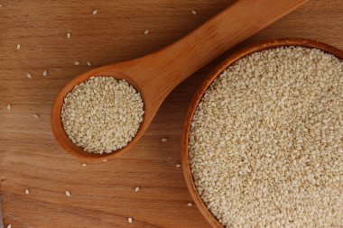 Susam ahşap arka plan üzerinde bir daire içinde