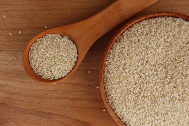 Susam ahşap arka plan üzerinde bir daire içinde