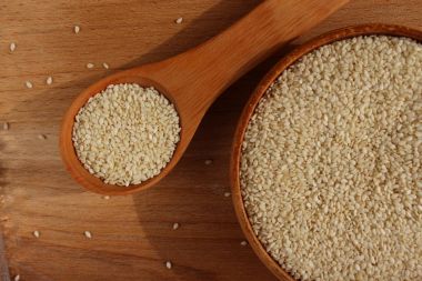 Susam ahşap arka plan üzerinde bir daire içinde