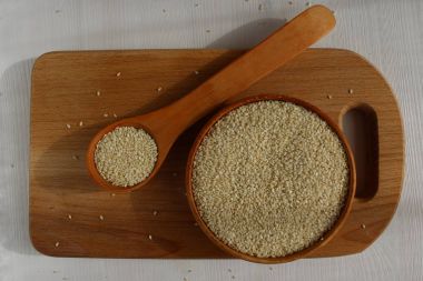 Susam ahşap arka plan üzerinde bir daire içinde