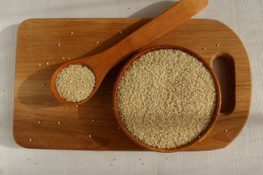 Susam ahşap arka plan üzerinde bir daire içinde