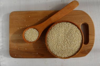 Susam ahşap arka plan üzerinde bir daire içinde