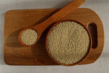 Susam ahşap arka plan üzerinde bir daire içinde