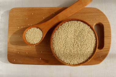 Susam ahşap arka plan üzerinde bir daire içinde