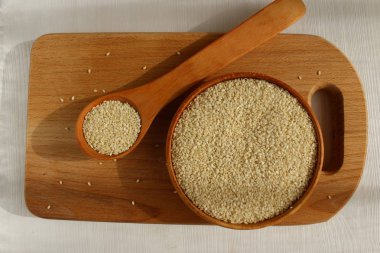 Susam ahşap arka plan üzerinde bir daire içinde